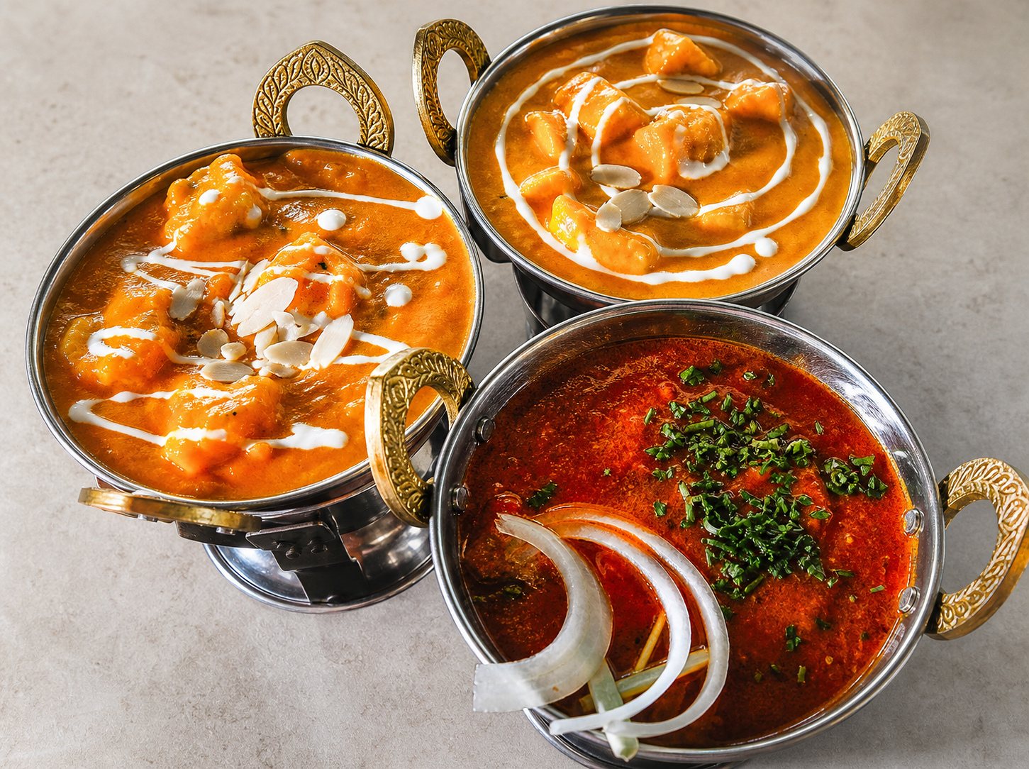 Currys de Sabor de la India en cuencos de cobre